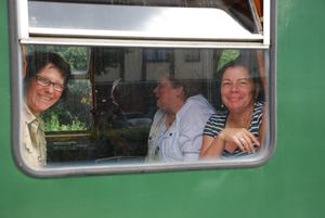 zufriedene Gäste im Zug, aus dem Kreise der Betreiber sind Ria und Heidi Balzer zu Gast  - Foto Eisenbahnstiftung