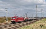 Mit vereinten Kräften befördern 250 195 und 143 056 des Fahrzeugwerks Karsdorf einen beladenen Kesselwagenzug nach Erfurt in Großkorbetha. (13.03.2024) <i>Foto: Ralf Opalka</i>
