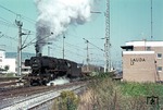 050 965 fährt vor Dg 56391 aus dem Bahnhof Lauda, wie sich unschwer am 1971 in Betrieb gegangenen Sp Dr L 60-Stellwerk ablesen lässt. (12.09.1974) <i>Foto: Wolfgang Bügel</i>