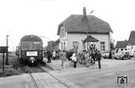 Die Bahnstrecke Wittingen–Oebisfelde, auch Ohretalbahn genannt, war eine normalspurige, 43 Kilometer lange Strecke der Osthannoverschen Eisenbahnen (OHE). Nachdem Ende des Zweiten Weltkriegs ein Teil der Strecke in der Sowjetischen Besatzungszone lag, wurde am 1. Juli 1945 der Gesamtverkehr von Rühen bis Oebisfelde eingestellt. Am 25. Mai 1974 folgte dann auch auf der Abschnitt Wittingen–Rühen. Der letzte Zug steht im Bahnhof Rühen zur Abfahrt bereit. (25.05.1974) <i>Foto: Detlev Luckmann</i>