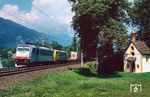 Lok 106 (186 106) der Rail Traction Company (RTC), einem privaten italienischen Eisenbahnverkehrsunternehmen, mit einer "Rollenden Landstraße" bei Brixlegg in Tirol. (26.07.2012) <i>Foto: Thomas Konz</i>