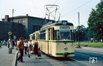 Die Dessauer Straßenbahn verkehrt seit dem Jahr 1894 und wurde nach Stilllegungsplänen in den 1970er Jahren seit 1987 ausgebaut und modernisiert. Heute beträgt das Streckennetz 11,3 Kilometer. Am Hauptbahnhof von Dessau ist zu DDR-Zeiten der Gotha-Triebwagen 36 angekommen. (02.05.1981) <i>Foto: Robin Fell</i>