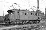 E 44 029 rückt in das Bw Bamberg ein. Die am 7. November 1934 beim Bw München Hbf in Dienst gestellte Lok gehörte seit 1. Juni 1964 dem Bw Nürnberg Hbf an. Erstaunlich ist, dass sie noch im August 1969 ihre alte Beschilderung besaß, obwohl die Umzeichung auf das EDV-Nummernsystem schon 1 1/2 Jahre lief. (02.08.1969) <i>Foto: Wolfgang Bügel</i>