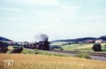 Eine unerkannt gebliebene 44er rollt mit einem Güterzug auf Flieden zu. (30.07.1960) <i>Foto: Karl-Ernst Maedel</i>