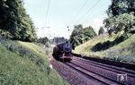44 1085 (Bw Bebra) mit einem Güterzug am Drasenberg bei Schlüchtern. (1962) <i>Foto: Karl-Ernst Maedel</i>