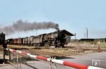 50 2292 vom Bw Mainz-Bischofsheim fährt mit einem Güterzug durch den Bahnhof Goddelau-Erfelden, südlich von Groß-Gerau. (08.1962) <i>Foto: Karl-Ernst Maedel</i>
