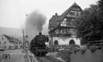 Alpirsbacher "Straßenbahn" mit der durchfahrenden 051 559 (50 1559) vor einem Militärzug nach Freudenstadt. (25.08.1973) <i>Foto: Burkhard Wollny</i>