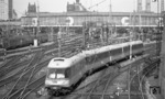 Der damals modernste Triebzug der DB (Baureihe 403/404 - Erstbesetzung) verlässt als IC 182 nach Bremen den Münchener Hauptbahnhof. (30.04.1975) <i>Foto: Frank Lüdecke</i>