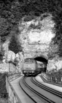 215 052 erblickt vor E 3361 nach Sigmaringen nach Durchqueren des 275 m langen Thiergartener Tunnels wieder das Tageslicht. (15.08.1983) <i>Foto: Frank Lüdecke</i>