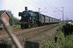 38 3049 mit einem Personenzug aus Bremen in Drakenburg (nördlich von Nienburg an der Weser). Die 1920 bei Henschel gebaute Lok wurde am 08.12.1964 beim Bw Bremerhaven-Lehe ausgemustert. (07.1963) <i>Foto: Steve Glischinski</i>