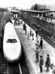 Zahlreiche Schaulustige haben sich auf den Bahnsteigen in Spandau Hbf eingefunden, als der Kruckenberg´sche Schienenzeppelin nach seiner Rekordfahrt mit 230 km/h auf der Strecke Hamburg – Berlin dort eintrifft. (21.06.1931) <i>Foto: RVM</i>