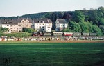 Sichtlich unbeeindruckt vom Dampfsonderzug läuft das Kreisklassenspiel des SSV Bergneustadt weiter. (15.05.1976) <i>Foto: Wolfgang Bügel</i>