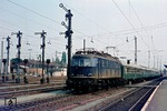 Pünktlich um 15.14 Uhr verlässt 118 014 mit E 2666 den Bahnhof Bamberg in Richtung Würzburg. (07.08.1976) <i>Foto: Wolfgang Bügel</i>