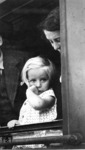 Noch etwas Scheu zeigt sich das kleine Mädchen dem Fotografen. Ob es an ihm liegt oder an der bevorstehenden Fahrt mit dem großen Zug ? (1934) <i>Foto: RVM</i>