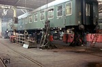 Bis 1961 wurden im Aw Opladen auch Reisezugwagen ausgebessert. Dieses wurde aufgegeben als wegen der ansteigenden Elektrifizierung die Ausbesserung von 1500 E-Loks jährlich dort geplant wurde. (1959) <i>Foto: Fischer</i>