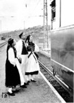 In landesüblicher Tracht wird der Lokführer eines VT im Bahnhof Reutlingen-Betzingen an der Strecke Tübingen—Plochingen begrüßt. (1937) <i>Foto: RVM</i>