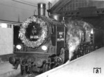 Fototermin mit 38 3167 (Bw Breslau Hbf) vor dem ersten Zug der Transitverbindung Schlesien - Mähren - Wien in Breslau Hbf.  (10.11.1938) <i>Foto: RVM</i>