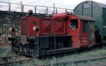 Köf 6409 wurde am 28.10.1959 an die BD Wuppertal abgeliefert. Hier steht sie vor dem Geräte-Hilfszugwagen im Bw Wuppertal-Langerfeld, das bereits zum Sommerfahrplan 1963 geschlossen worden war. (16.08.1966) <i>Foto: Wolfgang Bügel</i>