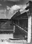 Eine bayerische S 3/5 H (möglicherweise 17 522) überquert eine nicht näher identifizierte Brücke über einen Nebenfluss der Donau. (1934) <i>Foto: RVM</i>