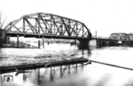 Die Oderbrücke über den Nebenarm Parnitz zur Flussinsel Silberwiese. Die Brücke im Streckenabschnitt Stettin Gb - Stettin Hbf ist im Mittelteil als Drehbrücke ausgeführt, sie steht kurz vor dem Umbau.  (1932) <i>Foto: RVM</i>