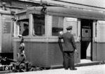 Ein S-Bahnzug (ET 165 403) nach Rangsdorf steht abfahrbereit auf Gleis 1 des Bahnhofs Bernau (b Berlin). Der Zugbegleiter klopft an die Scheibe des Führerstandes, da der Fahrgastwechsel erfolgt ist. Dies ist für den Triebwagenfahrer das Signal zum Türen schließen. Anschließend steigt der Zugbegleiter in die erste Tür der S-Bahn ein. Der elektrische S-Bahnbetrieb von Mahlow nach Rangsdorf wurde am 6. Oktober 1940 aufgenommen.  (1942) <i>Foto: (RVM (Ittenbach)</i>