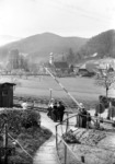 Eine Hochzeitsgesellschaft in landesüblicher Tracht überquert einen Bahnübergang bei Gutach im Schwarzwald.  (1937) <i>Foto: RVM</i>