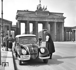 Mal ein Motiv abseits der Eisenbahn: Schnappschuss von dem bekannten Hamburger Fotografen Walter Hollnagel am Brandenburger Tor in Berlin mit einem "DKW Sonderklasse Cabrio". (1938) <i>Foto: Walter Hollnagel</i>
