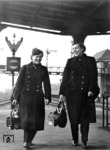 Zwei fröhliche Zugbegleiterinnen auf dem Weg zum Dienst in Frankfurt (Main) Hpbf. Ein Werbefoto, dass weitere Frauen zum Diensteintritt bei der Reichsbahn bewegen sollte. (1940) <i>Foto: RVM (Trost)</i>