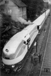 Der Henschel-Wegmann-Zug wird im Bahnhof Kassel U an die Deutsche Reichsbahn übergeben. Zuvor hatte 61 001 den Wagenzug aus dem Werksanschlussgleis bei Wegmann in Kassel Unterstadt abgeholt. Anschließend erfolgte die Überstellung zum RAW Grunewald zur dort ansässigen Versuchsabteilung für Lokomotiven. Nach wenigen Testfahrten wurde der Zug jedoch wieder an die Firma Henschel zurückgegeben. (31.05.1935) <i>Foto: RVM</i>