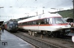403 005 ist als Messe-Sonderzug aus Hannover in Würzburg eingetroffen. Links 110 419 mit einem Gesellschaftswagen an der Zugspitze. (19.10.1974) <i>Foto: Peter Schiffer</i>