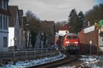 225 008 zwängt sich mit GM 61298 aus Duisburg HKM durch Menden im Sauerland. (11.02.2013) <i>Foto: Joachim Schmidt</i>