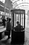 Bahnsteigsperre in Hamburg-Altona. Die Bahnsteigsperre stellte sicher, dass nur Reisende im Besitz einer gültigen Fahrkarte oder Bahnsteigkarte den Bahnsteig betreten konnten. Als Bahnsteigschaffner wurden in Altona häufig Kriegsversehrte eingesetzt. Die Bahnsteigsperren wurden bei der DB bis 1974 abgeschafft.  (1955) <i>Foto: Walter Hollnagel</i>