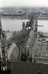 Blick vom Kölner Dom auf die Ostausfahrt des Hauptbahnhofs mit der noch zweigleisigen Hohenzollernbrücke und dem Messegelände auf der Deutzer Seite. (05.1957) <i>Foto: Robert Kleditzsch</i>