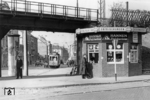 Triebwagen 12 der Dürener Eisenbahn AG (DEAG) in der Dürener Innenstadt. Die Gleise auf der Brücke gehören zur Dürener Kreisbahn. (08.10.1953) <i>Foto: H.D. Menges</i>
