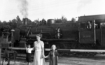 Familienfoto am Bahnübergang. Die Rollen waren damals klar verteilt: Während die holde Weiblichkeit sich dem Fotografen zuwendet, träumt der Junge wohl schon davon, auch auf einem Führerstand wie der Magdeburger 38 2910 zu stehen. (1932) <i>Foto: Privatfoto</i>