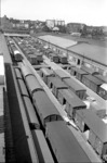 Blick vom Dach der Güterabfertigung Hamburg Hgbf Han auf bereitgestellte Stückgutwagen. Zum 1. Juni 1964 wurde der Bahnhof, der seit 1930 offiziell Hamburg Hgbf Han hieß, in Hamburg Hauptgüterbahnhof umbenannt.  (22.05.1959) <i>Foto: Walter Hollnagel</i>