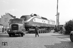 Transport eines VT 11-Triebkopfs zur Ausstellung "Straße und Schiene" in Essen. Die Fuhre hat soeben den Güterbahnhof Essen-Rüttenscheid verlassen und biegt in die Veronikastraße ein. (1960) <i>Foto: Willi Marotz</i>