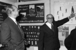 Auf einer Ausstellung der Bundesbahndirektion Hannover lässt sich u.a. der damalige Bundesbahnpräsident Hermann Wegener (links) die Fakten erklären. (02.12.1958) <i>Foto: Hans Berkowski</i>