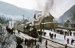 Leicht chaotisch ging es wohl schon immer bei Fotohalten von Dampfzügen zu, so wie hier im Bahnhof Schleusinger Neundorf. (18.02.1978) <i>Foto: Wolfgang Bügel</i>