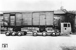 Neben dem Straßenroller lieferte die Gothaer Waggonfabrik (GWF) ein Straßenfahrzeug mit Eigenantrieb und 60 PS Boxervergasermotor von Krupp. Der Selbstfahrer funktionierte nach demselben Prinzip wie der Straßenroller und konnte aufgrund seiner Zweiteilung ebenfalls Güterwagen mit unterschiedlichen Achsständen aufnehmen. Er ist bereits mit der neuen Elastik(Vollgummi)Bereifung der Fa. Vorwerk aus Barmen ausgestattet. (1935) <i>Foto: RVM</i>