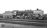 Im Jahr 1932 versuchte die Deutsche Reichsbahn durch die Verwendung hochfester Stähle den Kesseldruck von 16 atü (156,9 N/cm²) auf 25 atü (245,1 N/cm²) zu steigern. Die von der Firma Krupp gebauten Maschinen 04 001 und 04 002 wurden zunächst bei der LVA Grunewald untersucht. Mit einem spezifischen Dampfverbrauchswert von 5,2 kg/PSh in Bezug auf die indizierte Leistung unterschritten die Loks den bereits recht niedrigen Dampfverbrauchswert der Baureihe 03 um über 1 kg/PSh deutlich. Der Kohlenverbrauch betrug bezogen auf die effektive Leistung am Zughaken 0,96 kg/PSh im Vergleich zu 1,13 kg/PSh bei der 03. Leider erwiesen sich die Mitteldruckkessel als nicht standfest, es traten bereits nach kurzer Zeit Schäden an der Feuerbüchse auf. Da die Lokomotiven auch nach Umbauten und Reparaturen nicht die Erwartungen erfüllten, setzte man den zulässigen Kesselüberdruck schließlich 1935 auf 20 atü herab und reihte sie mit den Betriebsnummern 02 101 und 02 102 in den Betriebsbestand ein. Der anschließende Einsatz beim Bw Altona war nur von kurzer Dauer. Im Mai 1936 wurden beide Vierzylinderverbundlok dem Bw Hof zugeteit und mit den bereits dort beheimateten 02-Lok vereint. Infolge Wassermangels explodierte am 3. April 1939 der Kessel der 02 101, woraufhin beide Lok noch 1939 ausgemustert und später verschrottet wurden. Das Bild zeigt 04 001 im Fotografieranstrich auf dem Werkhof bei Krupp in Essen.  (1932) <i>Foto: RVM (Werkfoto)</i>