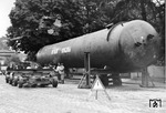 Offenkundig hat der Tankbehälter sein Ziel erreicht und wurde am Straßenrand abgesetzt, um ihn anschließend über ausgelegte Holzbohlen in das angrenzende Grundstück zu rollen. (1938) <i>Foto: RVM</i>