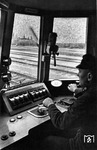 Auch Walter Hollnagel ließ es sich nicht nehmen, auf dem Führerstand eines nagelneuen SVT 137 mitzufahren. Die seit dem 15. Mai 1935 unter der neuen Zuggattung "FDt" (Ferndurchgangsschnelltriebzug) verkehrenden Triebwagen waren die damals schnellsten Züge in Deutschland. Die höchste Reisegeschwindigkeit wurde dabei auf dem Abschnitt Hannover – Hamm (Westf) mit 132,2 km/h erzielt. (1935) <i>Foto: Walter Hollnagel</i>