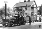 Anlässlich des 100-jährigen Jubiläums der ersten deutschen Ferneisenbahn Leipzig–Dresden kam dieser Straßennachbau der ersten in Deutschland gebauten Dampflok (Maschinenbauanstalt Uebigau, Dresden, 1838) zum Einsatz.  (1938) <i>Foto: RVM</i>