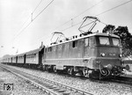 Die ursprünglich in kobaltblau lackierte E 41 001 wurde am 27. Juni 1956 in Dienst gestellt. Die fabrikneue Lok hat hier auf der Strecke München - Starnberg einen Zwischenhalt im Bahnhof Stockdorf eingelegt. Nach ihrer Ausmusterung wurde sie in ihren Ursprungszustand zurückversetzt und ist seit 2002 im DB Museum Koblenz-Lützel zu bewundern. (08.1956) <i>Foto: Steidl</i>
