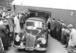 Beim Vorläufer des Autoreisezugs wurden die Autos über den Bahnsteigbereich in die DDm-Wagen verladen, wie hier in Hamburg-Altona. Der umlagerte Mercedes 300 trägt noch das Nummernschildsystem der Besatzungsmächte (BH = Britische Zone Hamburg). (1953) <i>Foto: Walter Hollnagel</i>