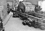 In den engen Straßen von Lüben in Schlesien demonstriert ein Schwerlastzug an der Kreuzung Steinauer Straße und Raudtener Straße seine beachtliche Kurvengängigkeit. Der kleinste mittlere Fahrhalbmesser betrug gerade einmal 10 Meter. (1938) <i>Foto: RVM</i>