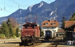169 005 setzt im Bahnhof Oberammergau um. (17.10.1977) <i>Foto: Peter Schiffer</i>