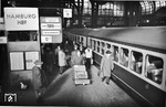 Der TEE 78 "Helvetia" nach Zürich am Bahnsteig in Hamburg Hbf. (14.01.1960) <i>Foto: Walter Hollnagel</i>