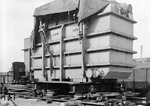Als erster Schritt der diffizilen Umladung von der Schiene auf die Straße wird der Transformator auf einen Holzbohlenstapel abgesetzt. (23.09.1939) <i>Foto: RVM</i>